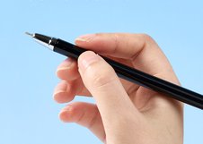 Шариковая ручка Deli Flickwell EQ120-BK 0,7 мм с черными чернилами пониженной вязкости. Обеспечивает мягкое и чистое письмо без пропусков. Подходит для ежедневного использования.