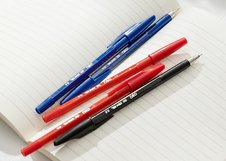 Набор шариковых ручек Deli Think с синими чернилами предназначен для комфортного ежедневного письма. Наконечник 0,7 мм обеспечивает мягкое скольжение по бумаге. В упаковке 12 ручек.