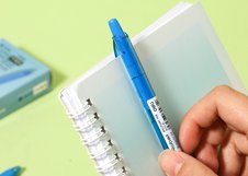 Шариковая ручка Deli ROBALL EQ115-BL 0,5 мм с пулевидным наконечником. Синие чернила обеспечивают аккуратное письмо. Круглый тонированный корпус, картонная коробка.