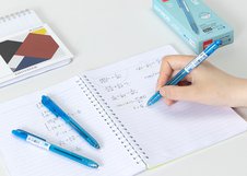 Шариковая ручка Deli SCRIVIN EQ105-BL 0,5 мм синие чернила. Тонированный корпус обеспечивает удобный захват. Подходит для ежедневного письма.