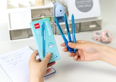 Шариковая ручка Deli SCRIVIN EQ105-BL 0,5 мм синие чернила. Тонированный корпус обеспечивает удобный захват. Подходит для ежедневного письма.