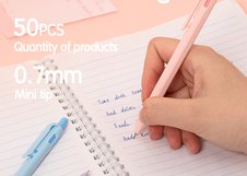 Шариковая ручка Deli SCRIVIN EQ107C-BL 0,7 мм автоматическая. Синие чернила пониженной вязкости обеспечивают плавное письмо. Корпус ассорти из 4 цветов, пластиковая туба.