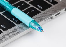 Шариковая ручка Deli X-tream EQ199-BL 0,7 мм автоматическая. Синие чернила пониженной вязкости обеспечивают плавное письмо. Подходит для ежедневного использования.