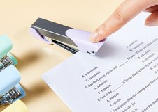 Степлер Deli сочетает функции скрепления документов и удаления скоб благодаря встроенному антистеплеру. Подходит для скоб №10 и рассчитан на скрепление до 15 листов. Компактный корпус удобен для ежедневного использования.