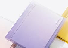 Тетрадь на кольцах NuSign Sunshine Whisper формата A5 подходит для учёбы, работы и ежедневных записей. Полупрозрачная тонированная пластиковая обложка защищает листы и придаёт изделию современный внешний вид. Внутренний блок из бумаги плотностью 80 г/м² обеспечивает комфортное письмо.