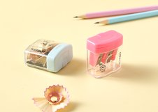 Ручная точилка Deli Cubic оснащена двумя отверстиями для карандашей разного диаметра. Пластиковый корпус выполнен в ярких цветах ассорти. Поставляется в удобном дисплей-боксе.