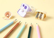 Ручная точилка Deli Cubic оснащена двумя отверстиями для карандашей разного диаметра. Пластиковый корпус выполнен в ярких цветах ассорти. Поставляется в удобном дисплей-боксе.
