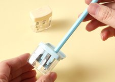 Ручная точилка Deli Cubic оснащена двумя отверстиями для карандашей разного диаметра. Пластиковый корпус выполнен в ярких цветах ассорти. Поставляется в удобном дисплей-боксе.