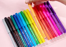 Набор фломастеров Deli ColoRun содержит 24 ярких цвета для рисования и раскрашивания. Вентилируемые колпачки повышают безопасность при использовании детьми. Фломастеры подходят для школы, творчества и хобби.