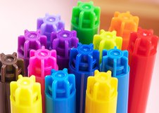 Набор фломастеров Deli ColoRun содержит 24 ярких цвета для рисования и раскрашивания. Вентилируемые колпачки повышают безопасность при использовании детьми. Фломастеры подходят для школы, творчества и хобби.