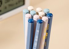 Чернографитные карандаши Deli HB предназначены для повседневного использования в школе и офисе. Шестигранная форма корпуса обеспечивает комфортный захват во время письма. В набор входят карандаши в четырёх цветах корпуса ассорти.