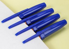 Шариковая ручка Deli EQ6S-BL 0,7 мм с пулевидным наконечником. Синие чернила обеспечивают стабильное письмо без пропусков. Подходит для ежедневного офисного и школьного использования.