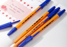 Шариковая ручка Deli EQ6S-BL 0,7 мм с пулевидным наконечником. Синие чернила обеспечивают стабильное письмо без пропусков. Подходит для ежедневного офисного и школьного использования.