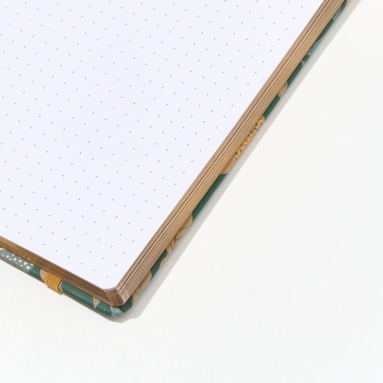 Стильный блокнот со сшивкой и жёсткой обложкой, обеспечивающей надёжность конструкции и долговечность использования. Предназначен для ежедневных записей, учёбы, работы и творческих заметок. Блокнот выполнен в выразительном дизайне с декоративным золотым тиснением рисунка на обложке и дополнен золот…